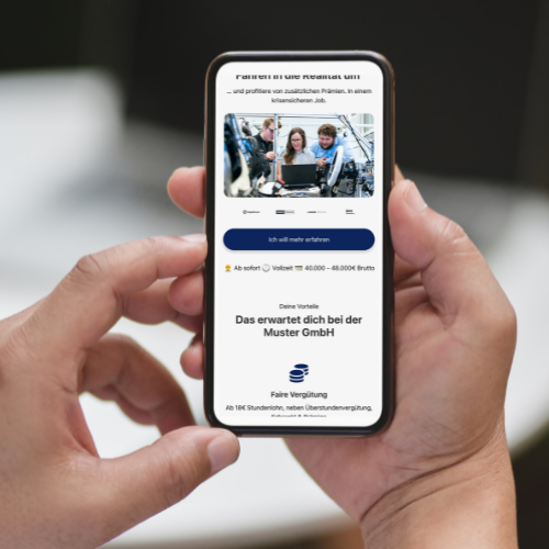 Person halt ein Smartphone und zeigt einen Social Recruiting Funnel